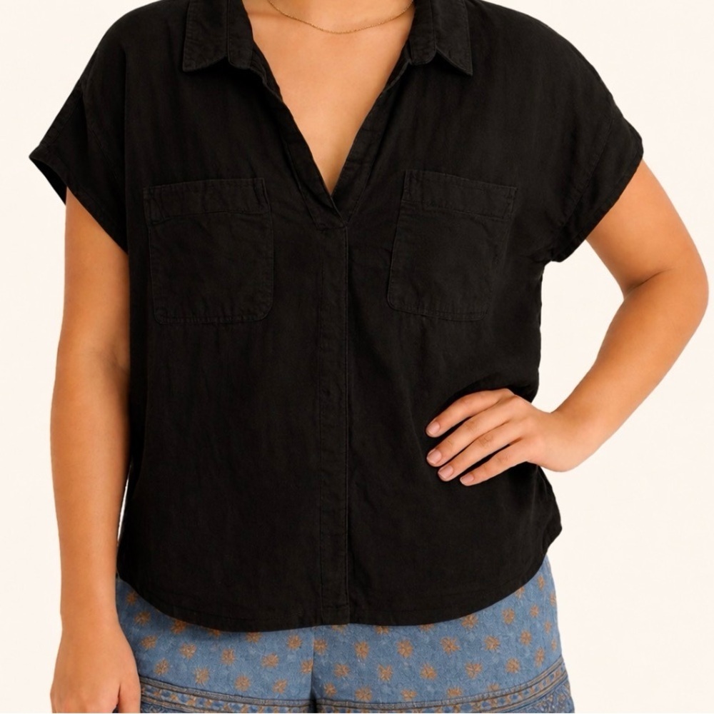 Old Navy Black Short-Sleeve Button-Down Shirt with Chest Pockets